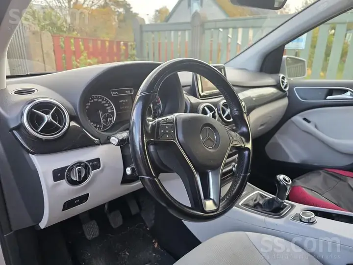 Mercedes-Benz B200 2013 photo 5