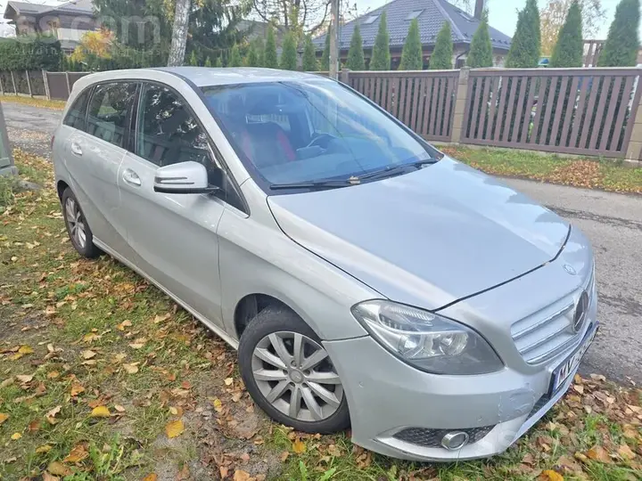 Mercedes-Benz B200 2013 photo 4