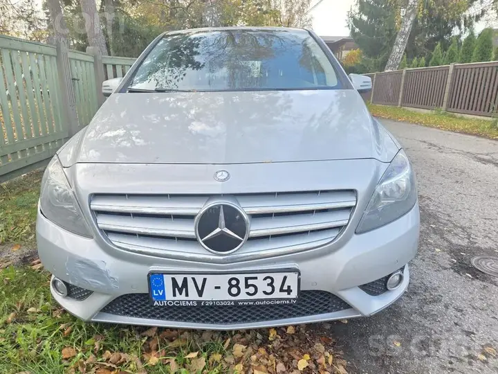 Mercedes-Benz B200 2013 photo 2