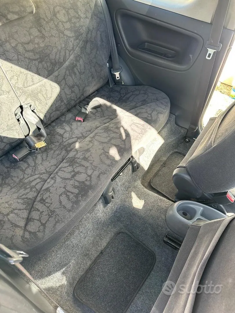 Toyota Yaris 2002 photo 3