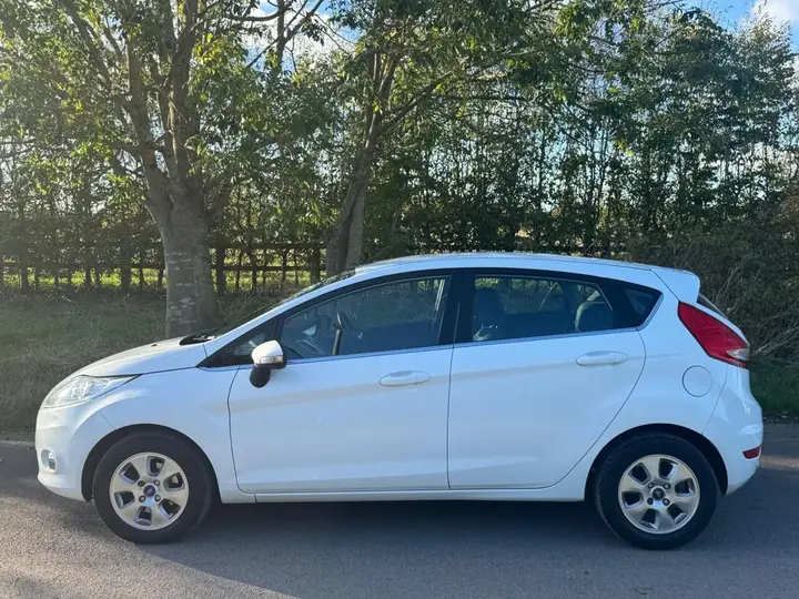 Ford Fiesta 2011 photo 2