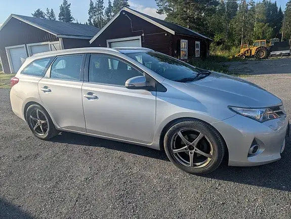 Toyota Auris 2014 photo 2