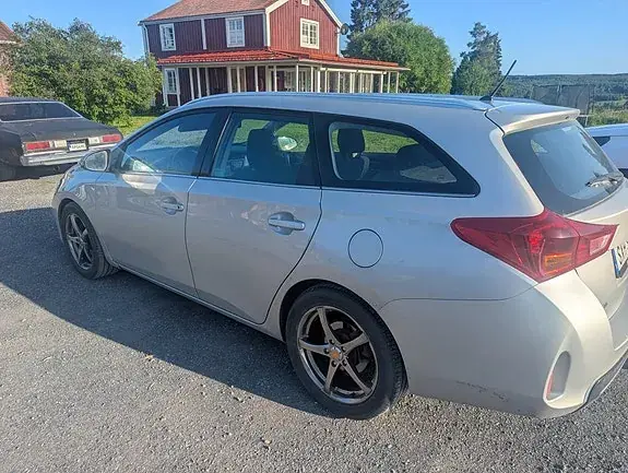 Toyota Auris 2014 photo 3