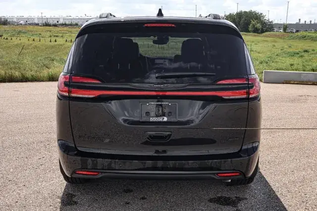 Chrysler Pacifica 2026 photo 3