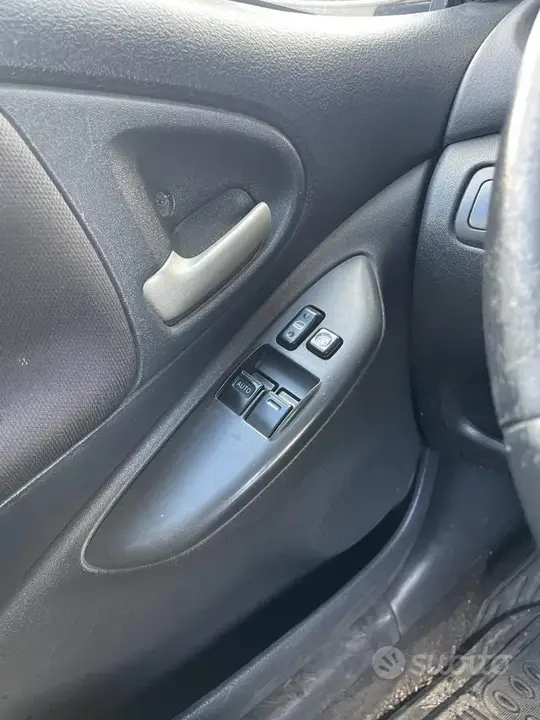 Toyota Yaris 2005 photo 2