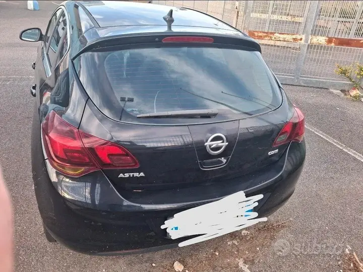 Opel Astra 2010 photo 2