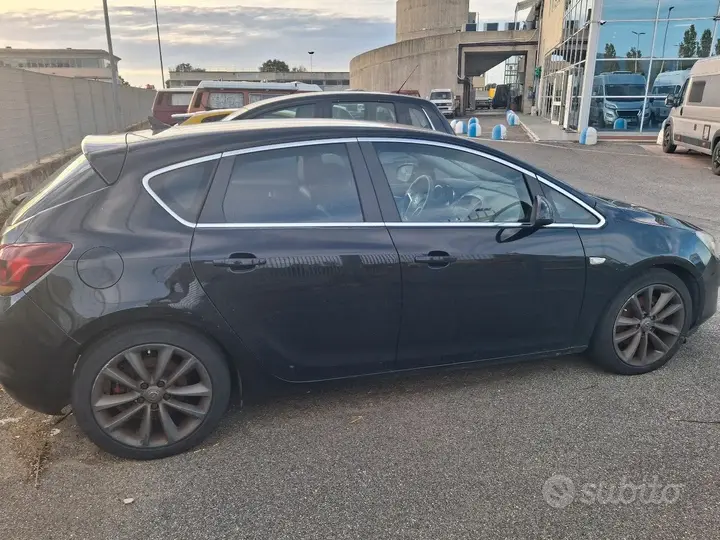 Opel Astra 2010 photo 4