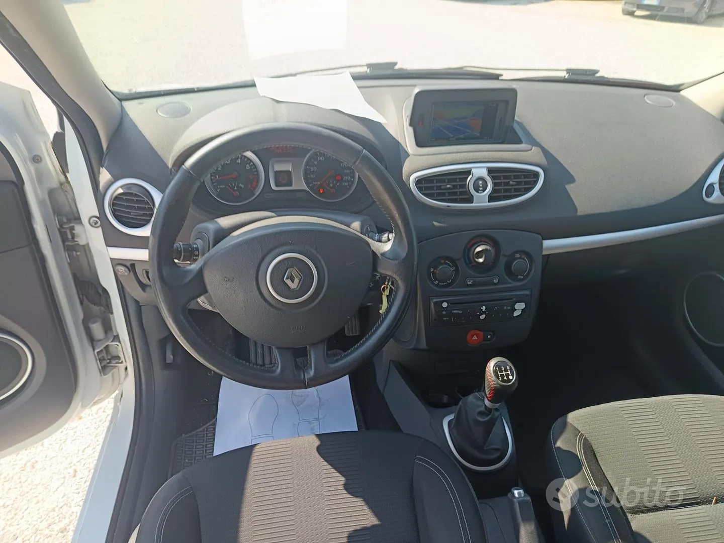 Renault Clio 2010 photo 4