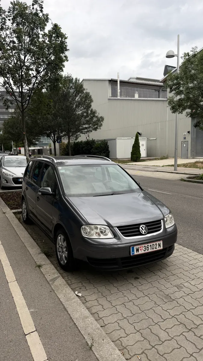 Volkswagen Touran 2005 photo 2