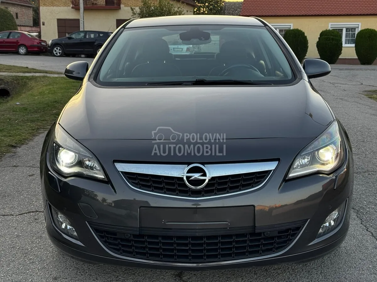 Opel Astra J 2010 photo 4