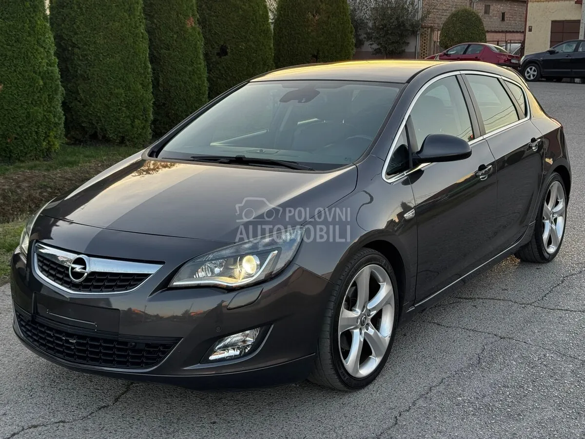 Opel Astra J 2010 photo 3