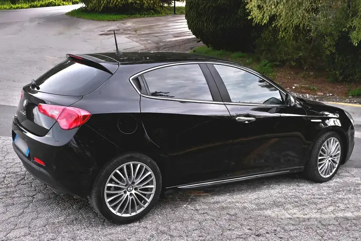 Alfa Romeo Giulietta 2014 photo 2