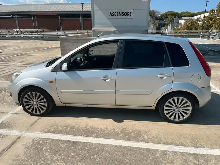 Ford Fiesta 2007 photo 4
