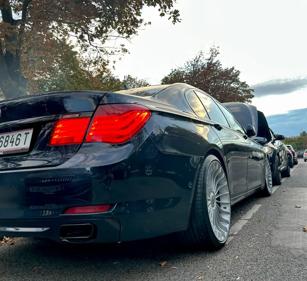 BMW 7 Series 2009 photo 2