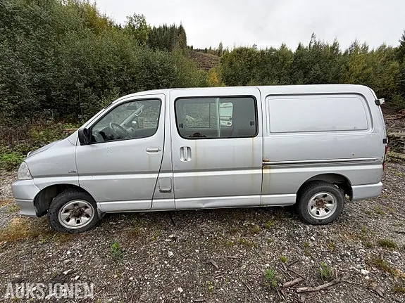Toyota Hiace 2011 photo 2