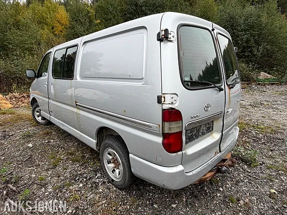 Toyota Hiace 2011 photo 3