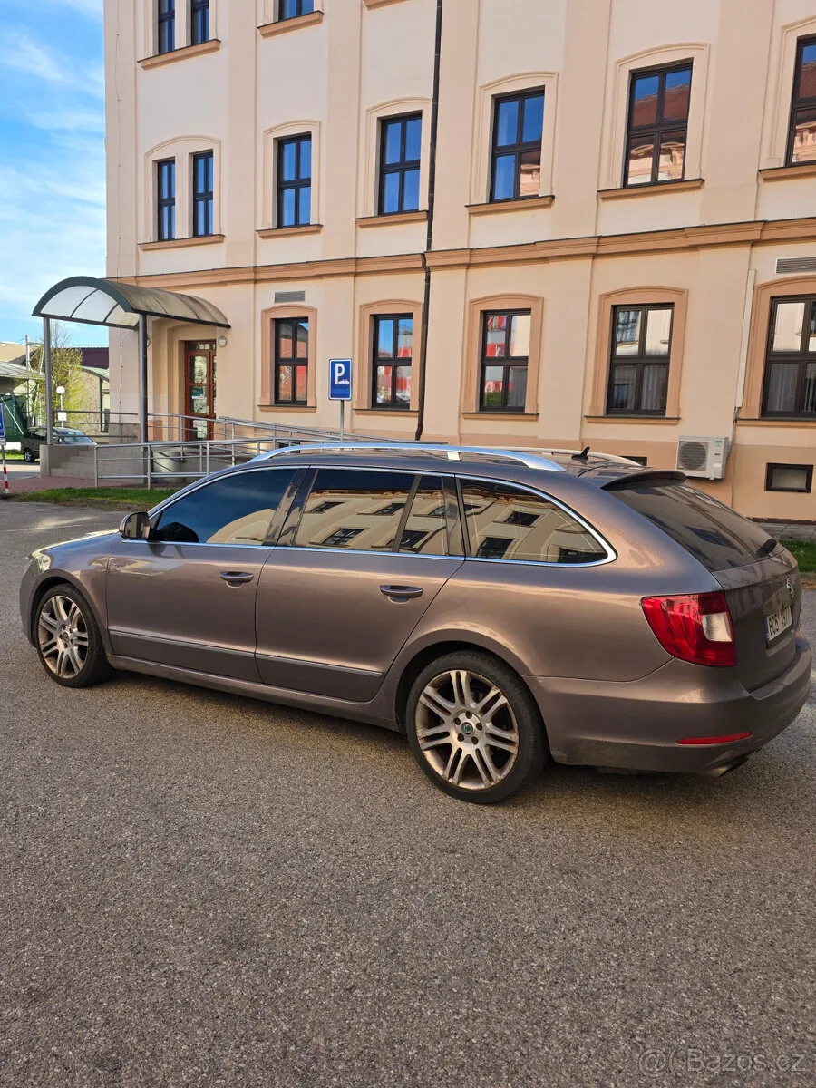 Skoda Superb 2010 photo 2