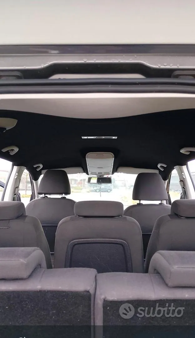 Volkswagen Touran 2011 photo 2