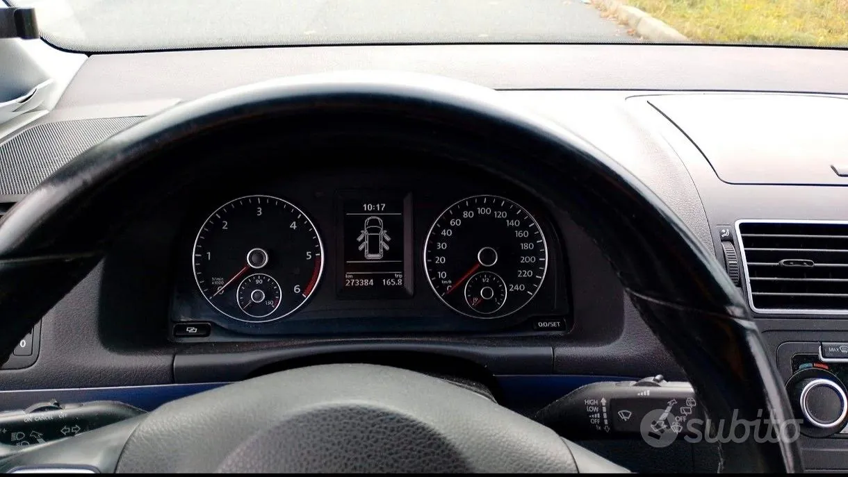 Volkswagen Touran 2011 photo 3