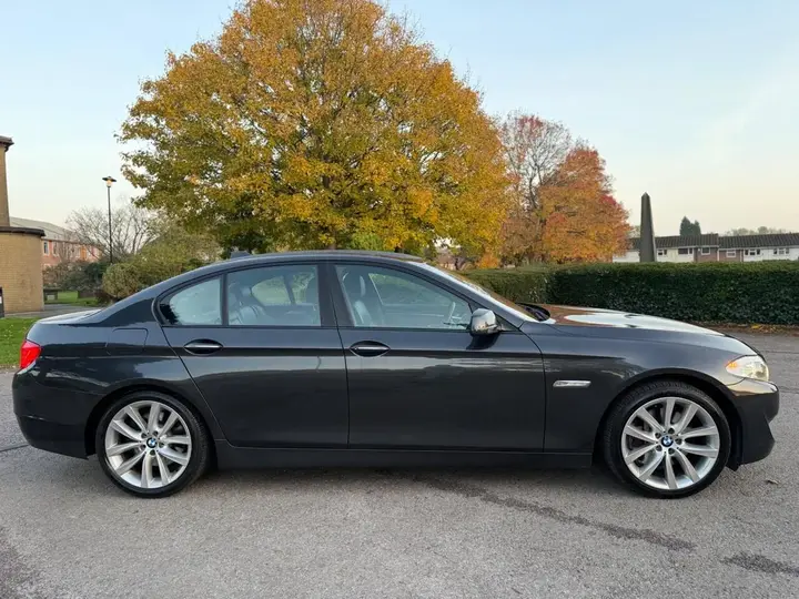 BMW 5 Series 2010 photo 2