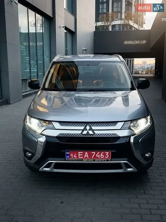 Mitsubishi Outlander 2019 photo 2