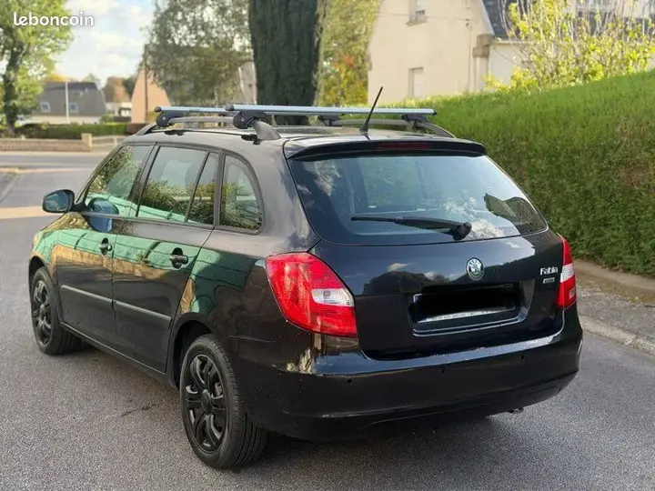 Skoda Fabia 2011 photo 2