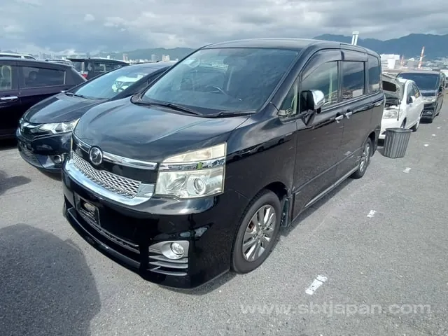 Toyota Voxy 2013 photo 2