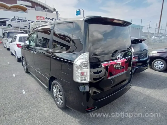 Toyota Voxy 2013 photo 3