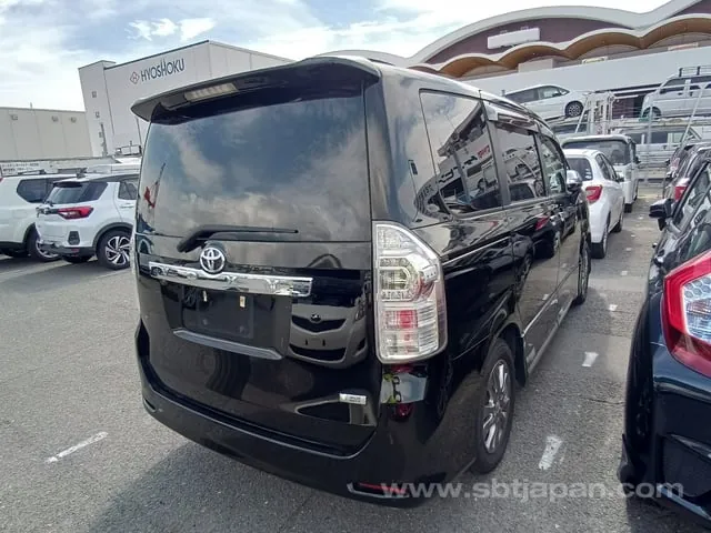 Toyota Voxy 2013 photo 4