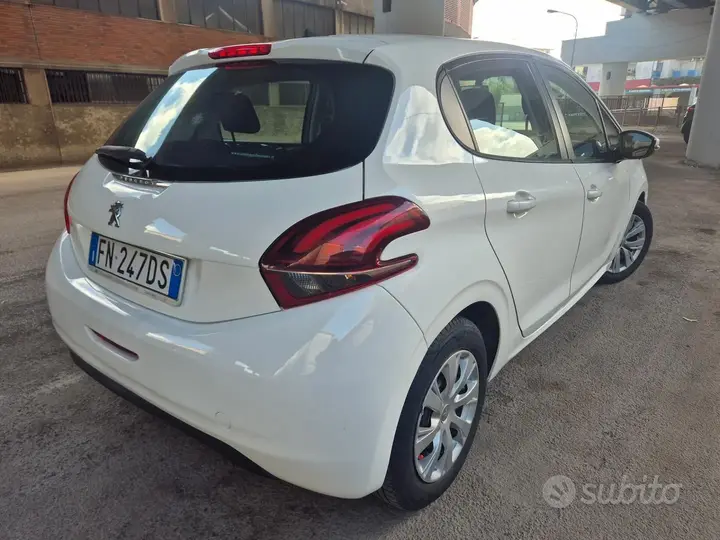Peugeot 208 2019 photo 3