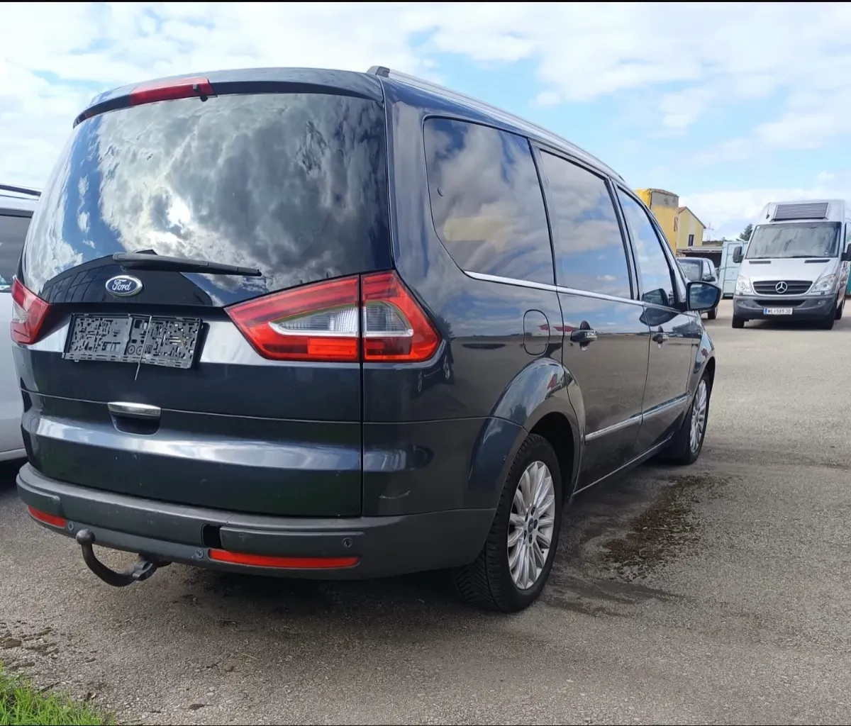 Ford Galaxy 2010 photo 3