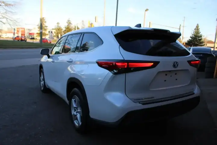 Toyota Highlander 2022 photo 3