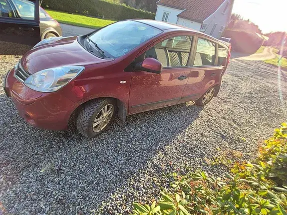 Nissan Note 2011 photo 2