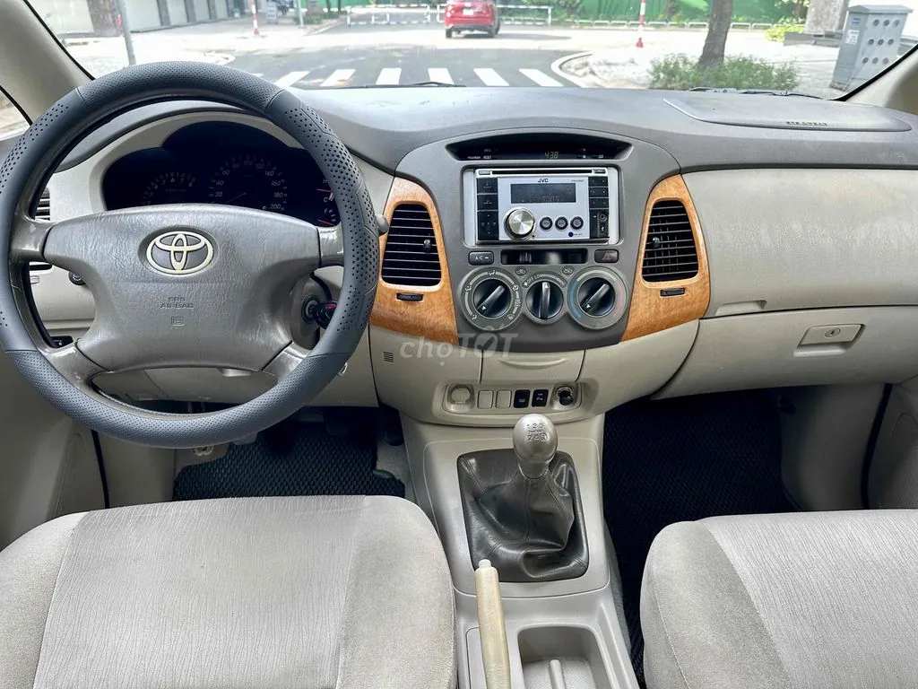 Toyota Innova 2011 photo 4