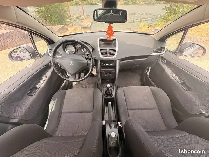 Peugeot 207 2008 photo 3
