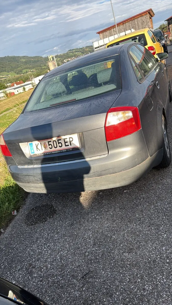 Audi A4 2004 photo 2
