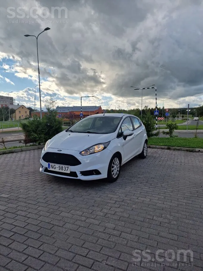 Ford Fiesta 2015 photo 2
