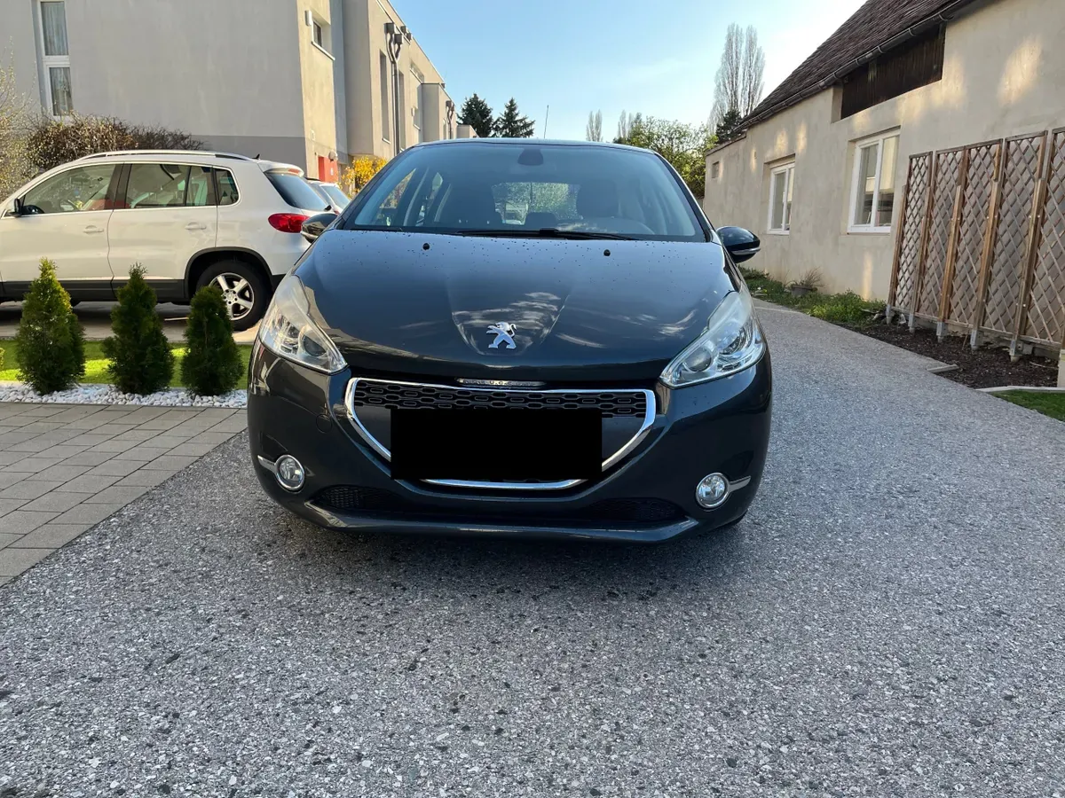 Peugeot 208 2012 photo 2