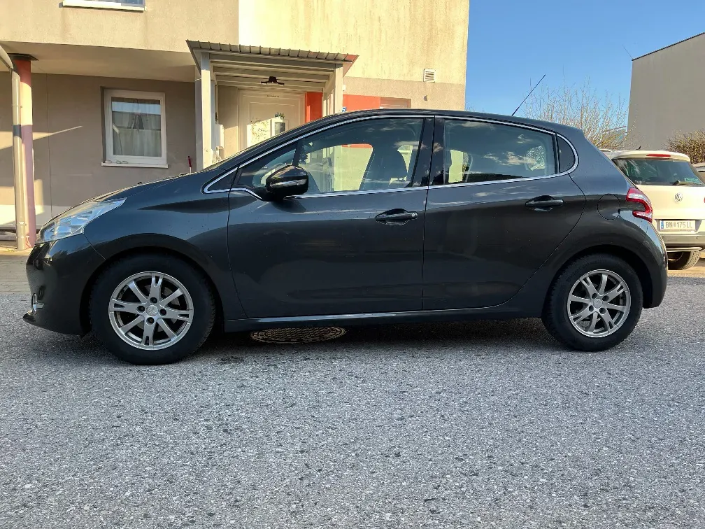 Peugeot 208 2012 photo 3