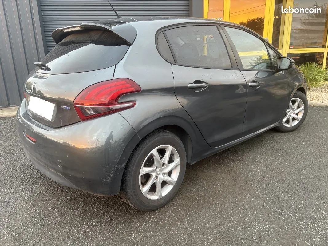 Peugeot 208 2016 photo 2