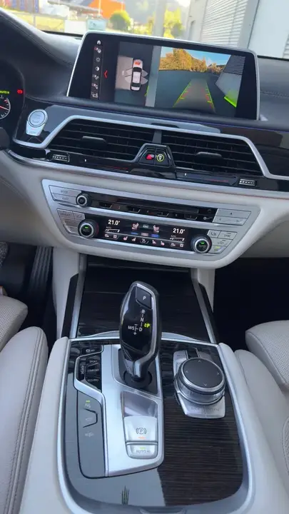BMW 7 Series 2017 photo 2