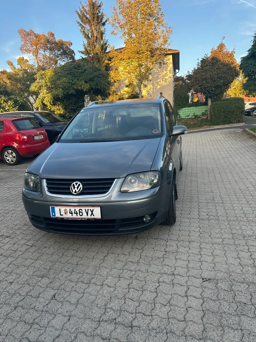 Volkswagen Touran 2004 photo 2