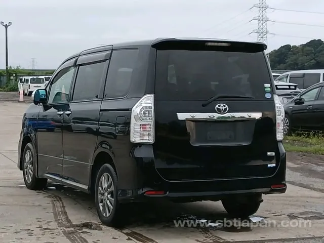 Toyota Voxy 2013 photo 5