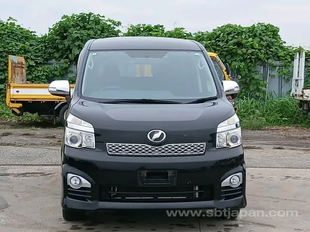 Toyota Voxy 2013 photo 2