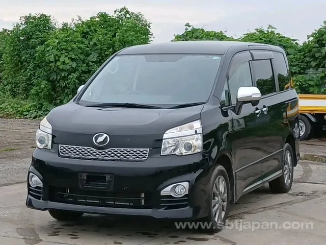 Toyota Voxy 2013 photo 3