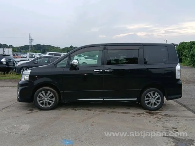 Toyota Voxy 2013 photo 4