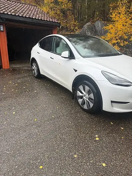 Tesla Model Y 2023 photo 2