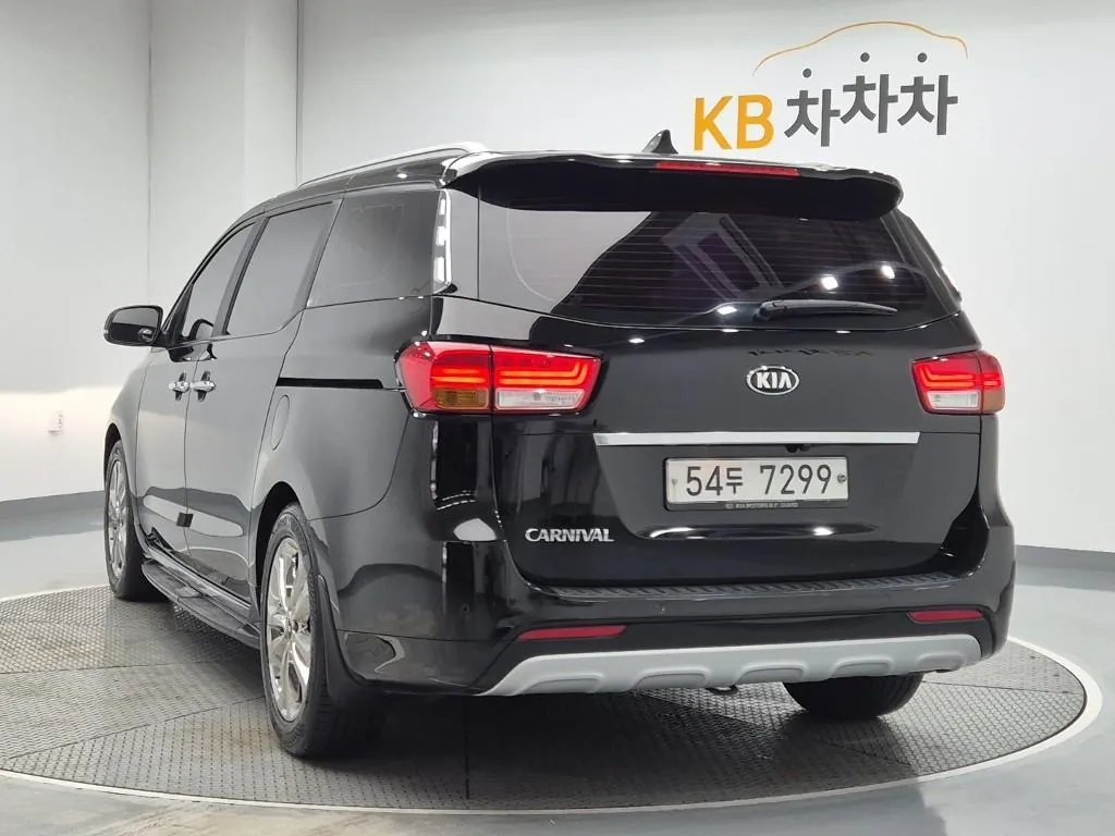 Kia Carnival 2015 photo 2
