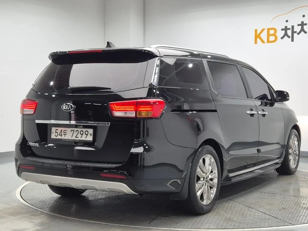 Kia Carnival 2015 photo 3