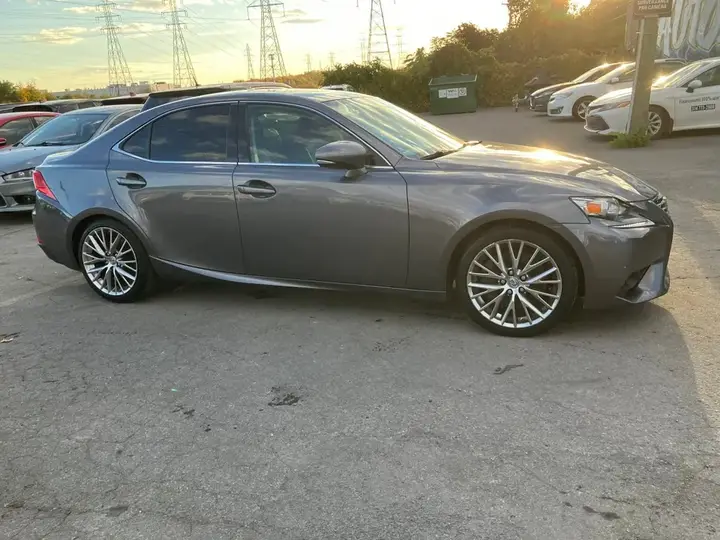 Lexus Is 300 2016 photo 4